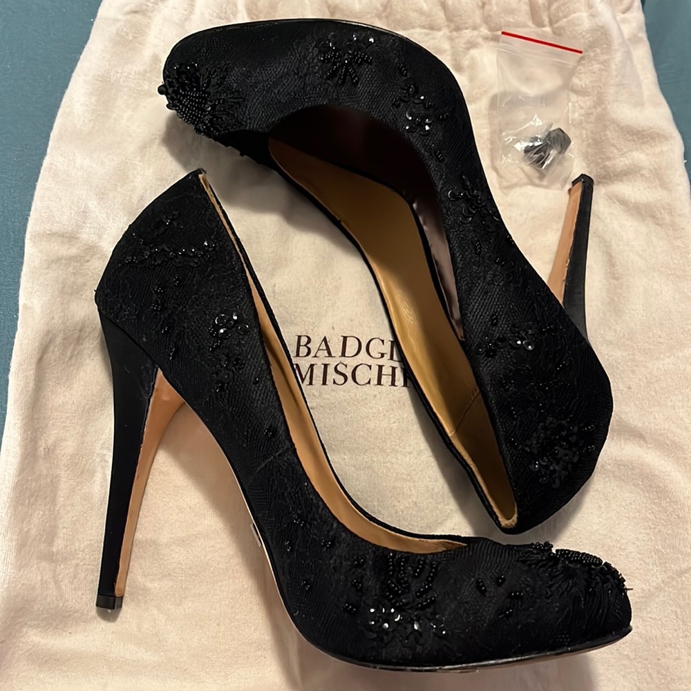 badgley mischka black beaded pumps 9m